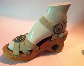 1940s Vintage DONUT HEEL PLATFORM Shoes Sandals Carved Sculpted Wwod