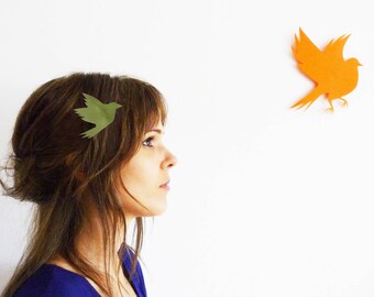 Two hair clips in khaki leather in the shape of birds