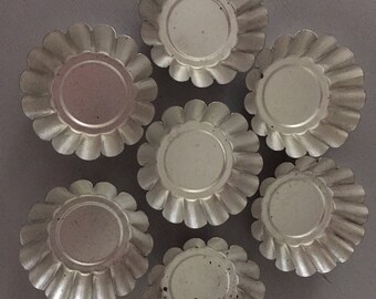 Vintage Mini Tart Tins // Set Round Tart Pans, 8 Mini Fluted Tins, Vintage Metal Tins, Mini Baking Tins, Vintage Kitchenware - Bakeware