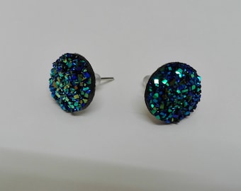 Boucles d'oreilles clou -dôme "druzy" bleu irisé 10mm