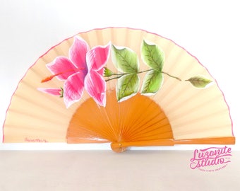 SPRINGTIDE Abanico beige with a hibiscus flower and leaves, hand painted Spanish fan hand painted wood