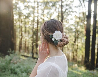 camellia flower hair clip // ivory / wedding flower hair clip for up-do / bridal headpiece, floral clip, garden wedding bride
