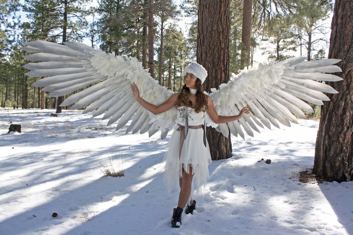 Фотосессия с крыльями зимой