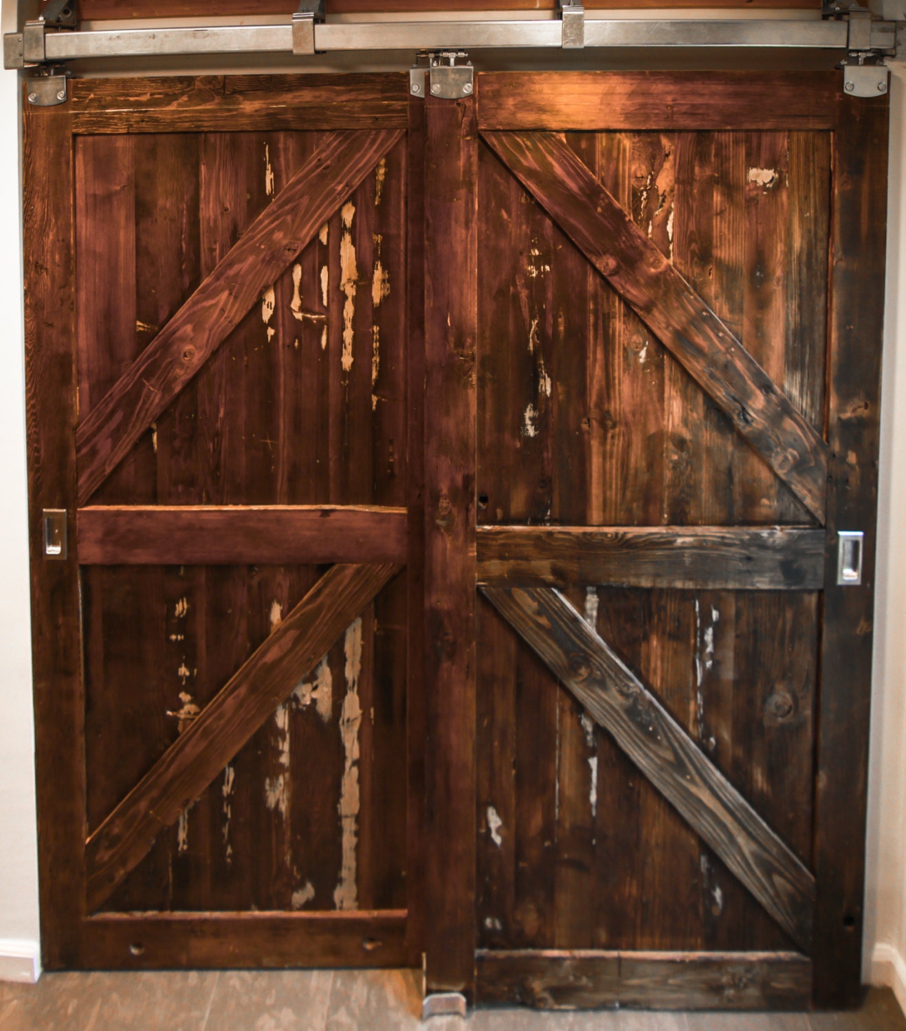 Амбарная дверь с раскладкой крест на крест