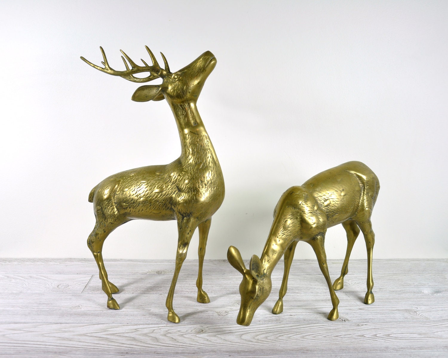 Железный олень. Золотой олень. Олень из Костромского Кургана. Скульптура олень бронза. Оленёнок из золота.