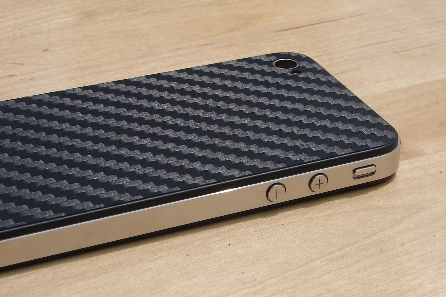 обклеить айфон. карбоновая наклейка для iphone. карбоновая пленка для крышки айфона. айфон трафарет. Iphone 4s карбон.