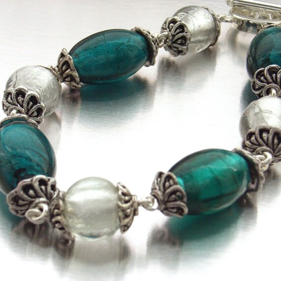 Bracelet glass beads in teal and white von BlueForestJewellery