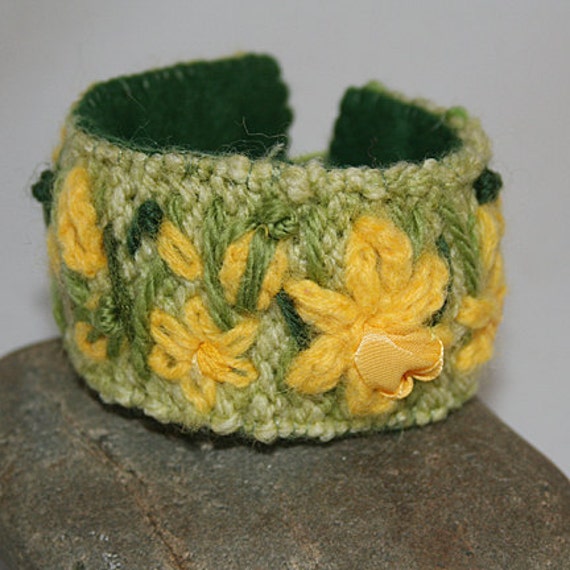 Embroidered Cuff Daffodils by Lynwoodcrafts on Etsy