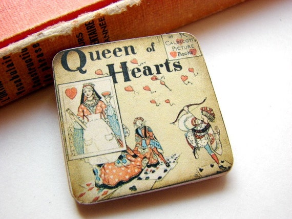 Little Wood Pin Brooch Queen of Hearts Decoupage von mimiandlucy