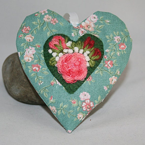 Embroidered Lavender Heart von Lynwoodcrafts auf Etsy