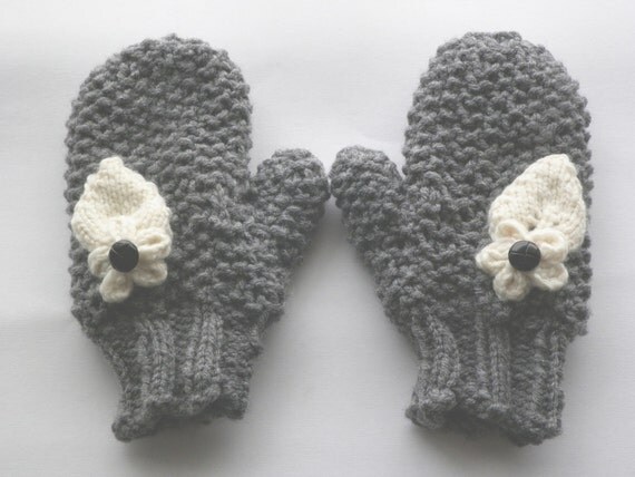 Leafy Grey Mittens von BulcherM auf Etsy
