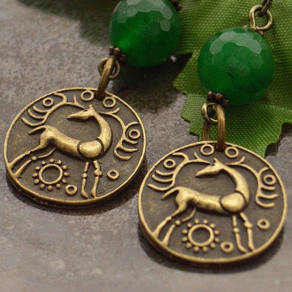 Charm and gemstone earrings deer and green von BlueForestJewellery