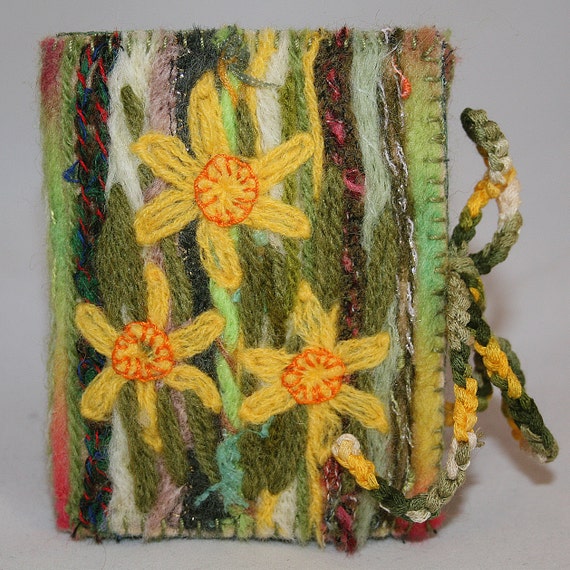 Embroidered Needle Book  Daffodils von Lynwoodcrafts auf Etsy