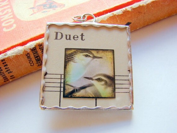 Soldered Glass Art Charm Pendant Duet Two Birds von mimiandlucy