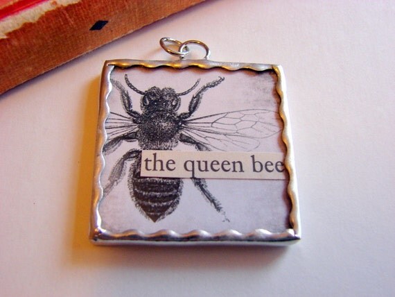 Soldered Glass Art Charm Pendant The Queen Bee von mimiandlucy