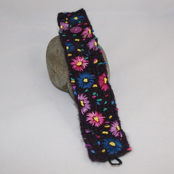Embroidered Cuff  Daisies on purple von Lynwoodcrafts auf Etsy