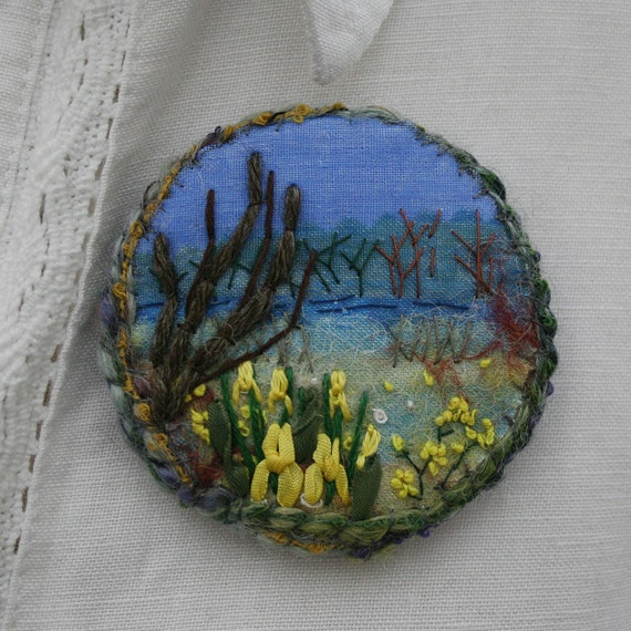 Embroidered  Brooch  Yellow Iris von Lynwoodcrafts auf Etsy