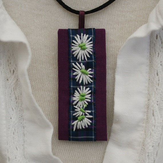 Embroidered Pendant or Brooch  Daisies on Purple von Lynwoodcrafts