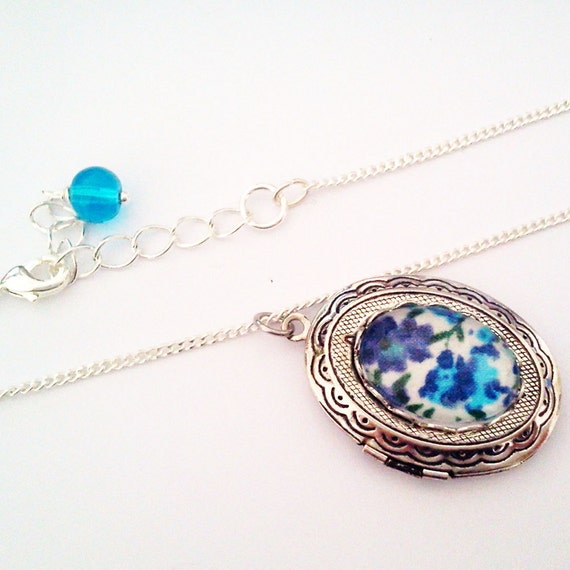 Blue Bouquet Cameo Locket  Floral Austen Vintage von glamasaurus