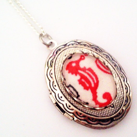 Red Seahorse Cameo Locket  Nautical Ocean Sea von glamasaurus