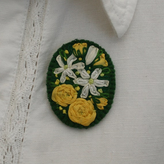 Embroidered Brooch  Yellow Roses and White von Lynwoodcrafts