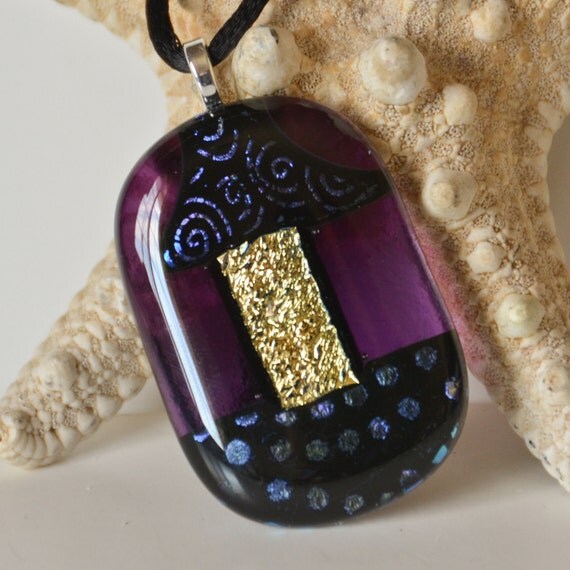 Purple whimsical Dichroic Fused Glass Necklace von eyeseesage
