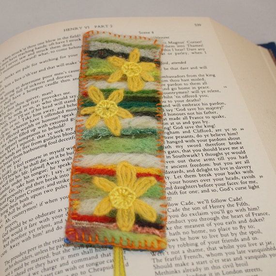 Embroidered Bookmark  Daffodils von Lynwoodcrafts auf Etsy