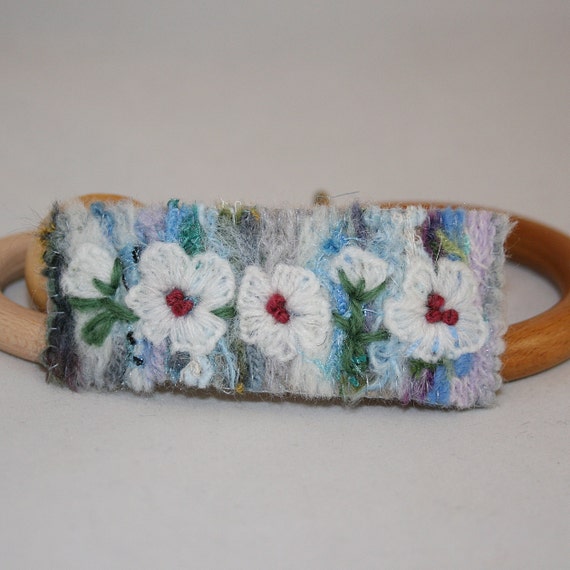 Embroidered and Felted Barrette  Blossom on Blue von Lynwoodcrafts