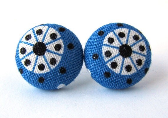 Button earrings stud post dark blue white black von KooKooCraft