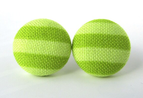 Button earrings studs green pistachio apple kiwi von KooKooCraft
