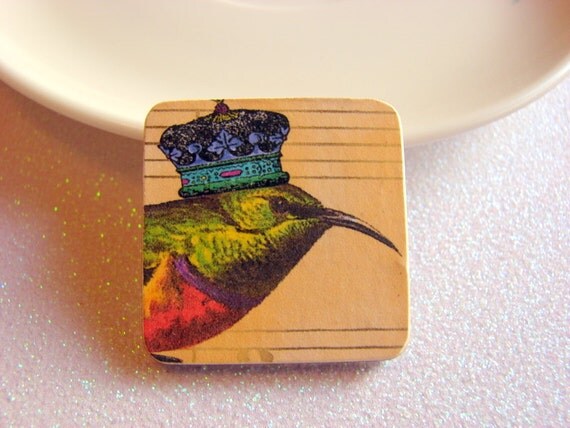 Little Wood Pin Brooch Hummingbird with a Crown von mimiandlucy