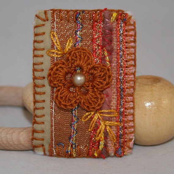 Embroidered Patchwork Crochet Flower Brooch  von Lynwoodcrafts