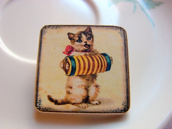 Little Wood Pin Brooch Cat Playing a Concertina  von mimiandlucy